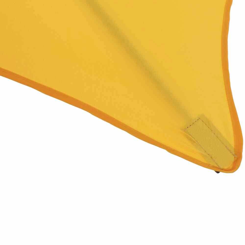 Żółty trójkąt tkaniny, prawdopodobnie fragment większego żagla lub płótna.