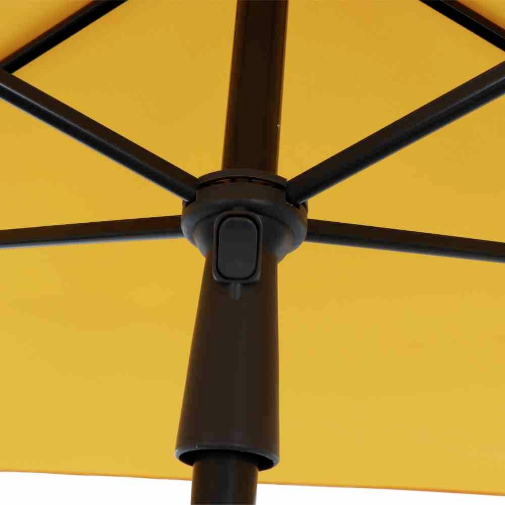 Żółty parasol widziany od dołu, ukazuje centralne mocowanie parasola z wieloma promieniście rozchodzącymi się poprzeczkami.