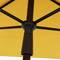 Żółty parasol widziany od dołu, ukazuje centralne mocowanie parasola z wieloma promieniście rozchodzącymi się poprzeczkami.