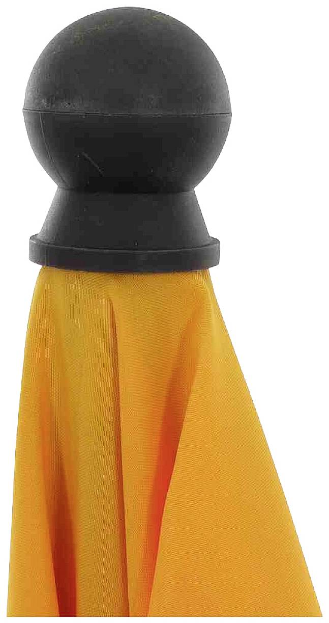 Czarna figura szachowa przypominająca głowę, zwisająca na pomarańczowej tkaninie.