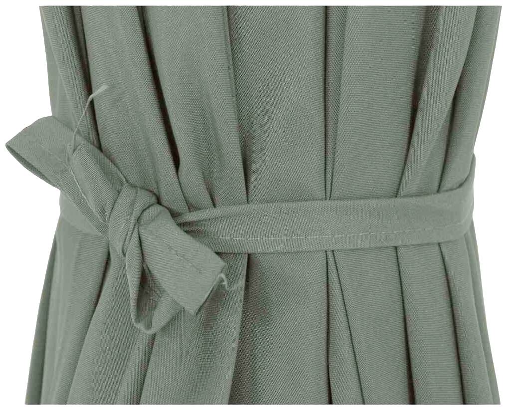 Zielona sukienka z paskiem zawiązanym w kokardę. Materiał jest delikatnie marszczony i ma miękką fakturę.