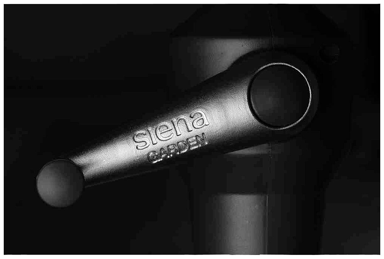 Dźwignia maszyny z napisem 'Siena Garden'.