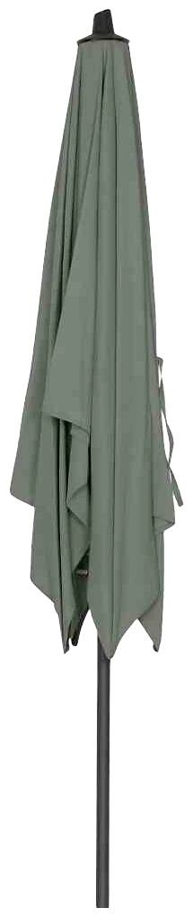 Zamknięty zielony parasol przeciwsłoneczny na czarnym metalowym stojaku.