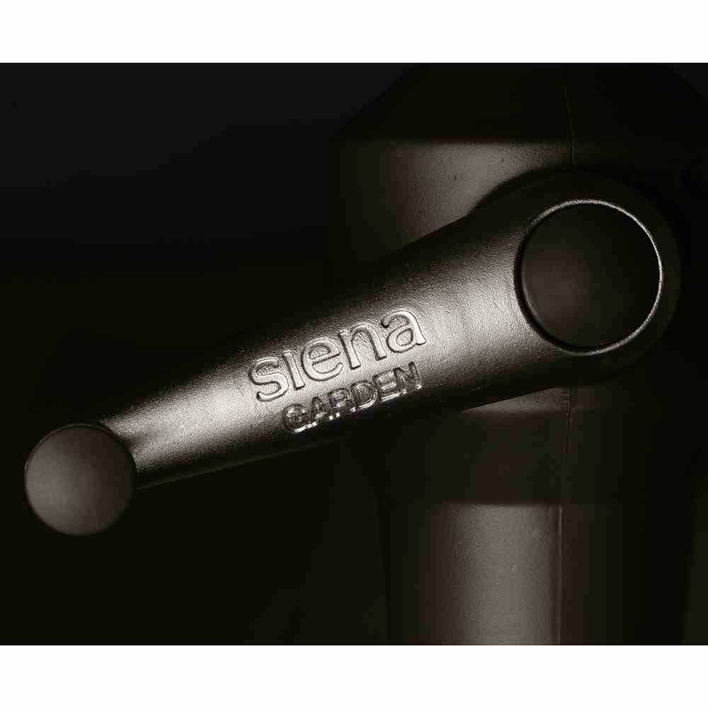 Dźwignia ręczna czarnego urządzenia z napisem 'siena GARDEN'. Ciemne tło, ostrość skierowana na dźwignię i grawerunkę.