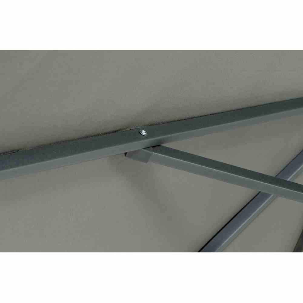 Zbliżenie szarej metalowej konstrukcji na szarym tle, która prawdopodobnie stanowi element jakiejś budowy lub mebla.