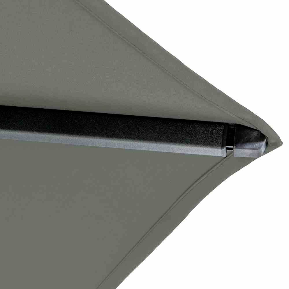 Szary parasol, częściowo rozłożony, ukazujący swoją krawędź i ramę. Idealny do zapewnienia cienia i ochrony na świeżym powietrzu.