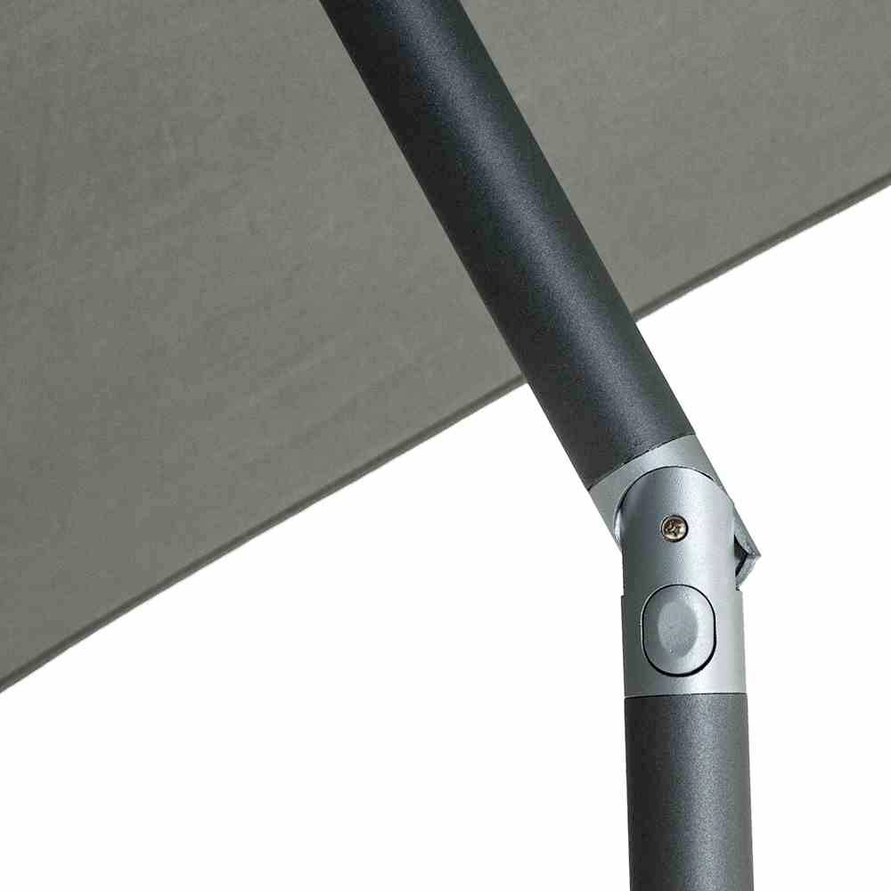 Szary parasol widziany z bliska, wyposażony w solidną metalową ramę i regulowane przegubowe złącze.