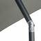Szary parasol widziany z bliska, wyposażony w solidną metalową ramę i regulowane przegubowe złącze.