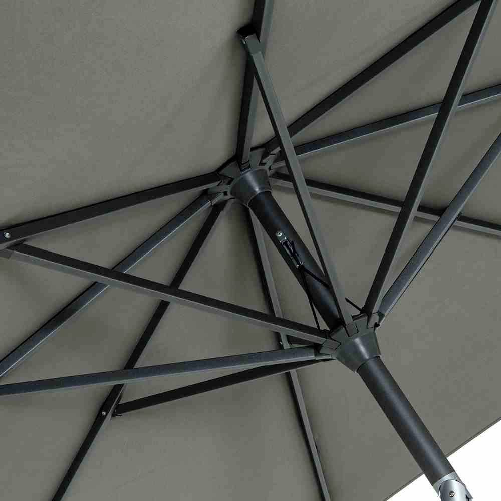 Parasol sfotografowany od dołu ukazuje strukturę metalowych prętów podtrzymujących tkaninę. Tkanina jest szara.