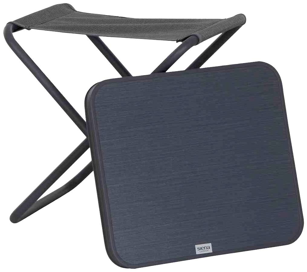 Składany stołek o ciemnej ramie i szarej powierzchni siedzenia. Obok znajduje się prostokątny blat stołu.