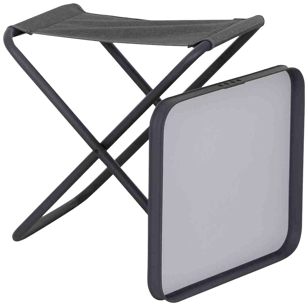 Składany czarny stołek z siedziskiem tapicerowanym tkaniną oraz pasującą prostokątną tacką leżącą na podłodze.