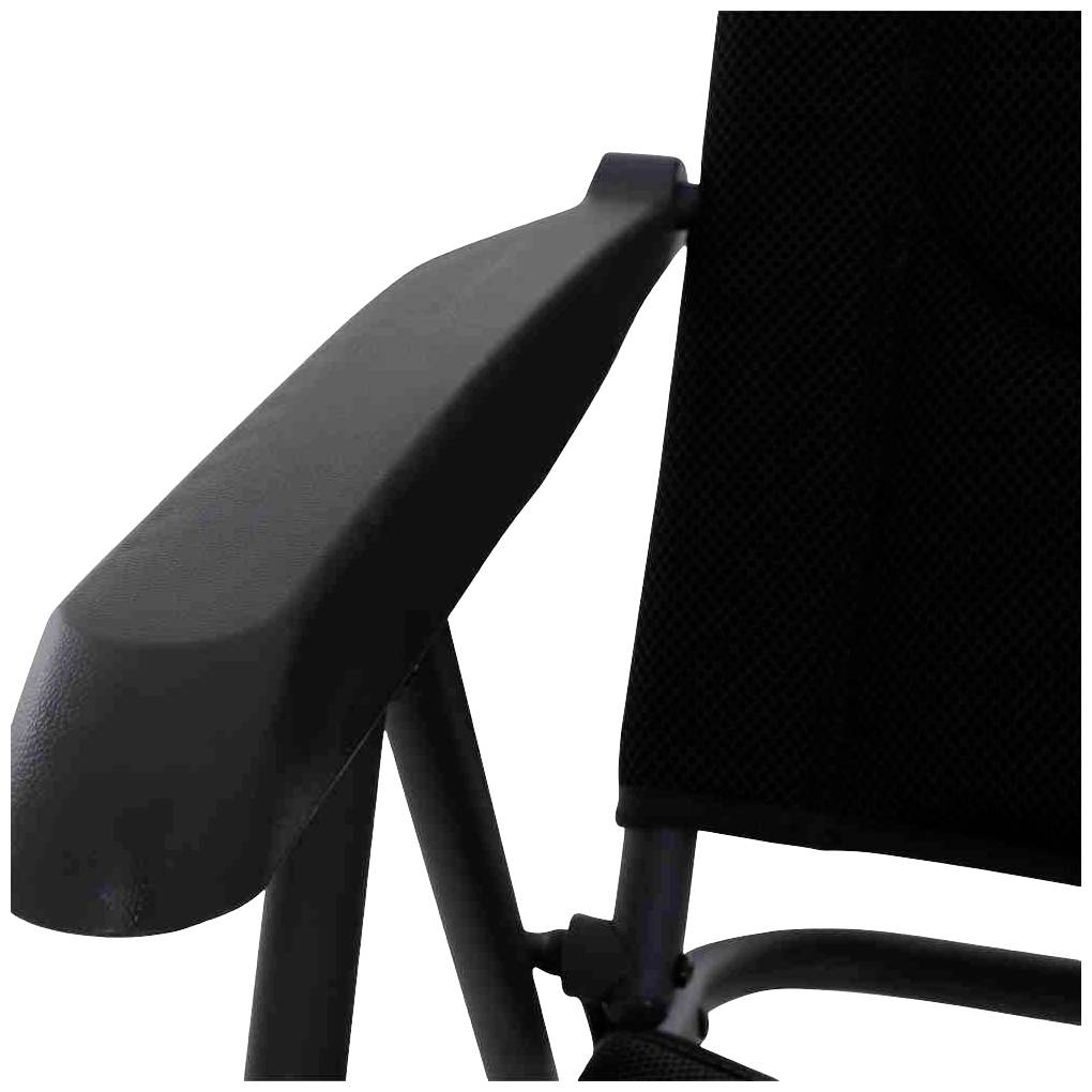 Zbliżenie czarnego składanego krzesła campingowego, ukazujące obszar siedziska i podłokietników. Krzesło charakteryzuje się prostym designem i solidną konstrukcją.