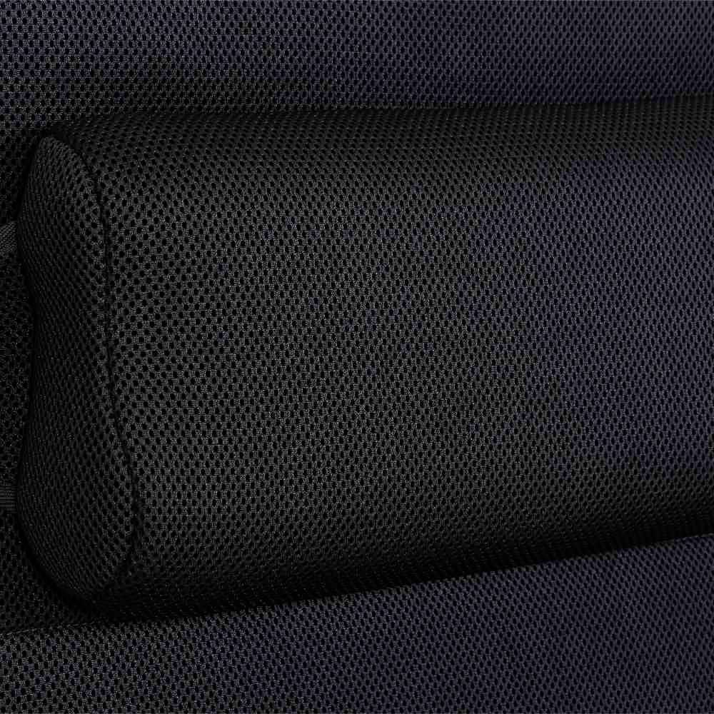 Zbliżenie czarnej, teksturowanej tkaniny z poduszką. Odpowiednia do siedzeń samochodowych lub krzeseł biurowych, zapewnia komfort i wsparcie.
