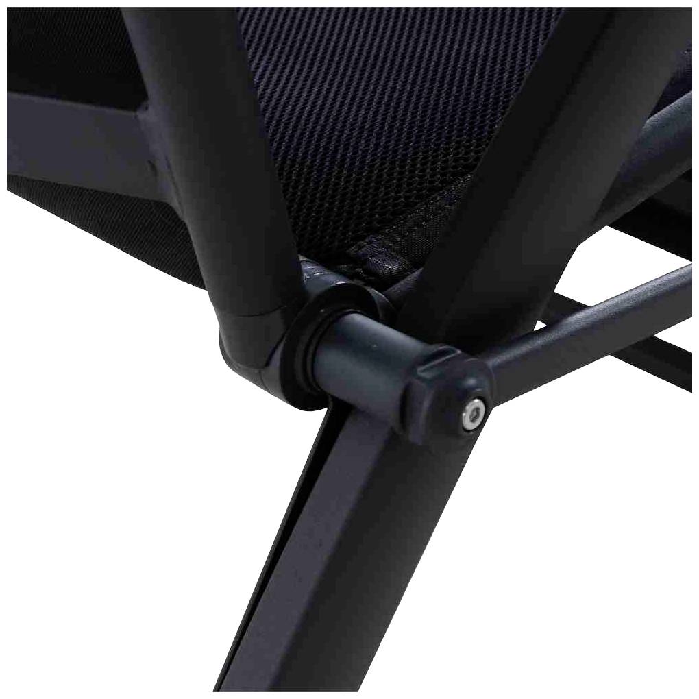 Fragment krzesła z czarną metalową ramą i tkaniną, ze szczegółowym ujęciem jednego z przegubów.