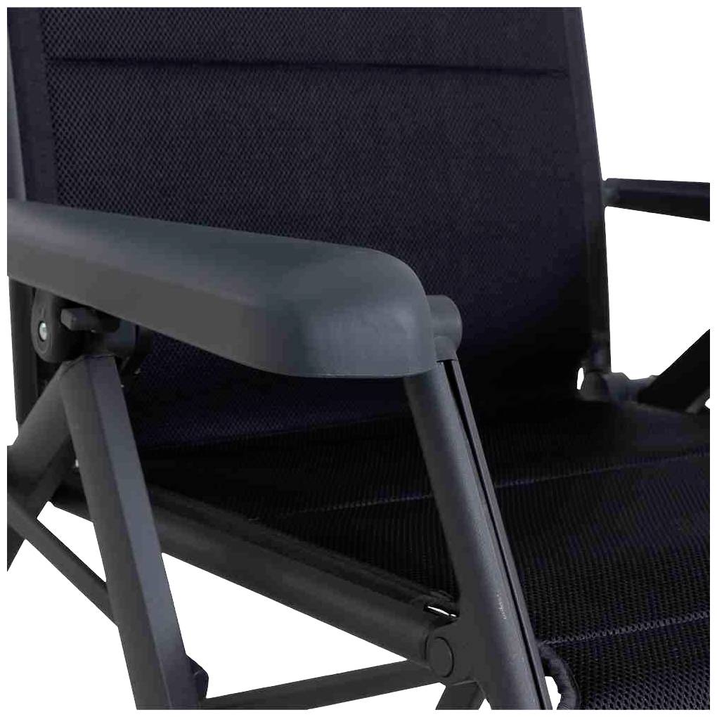 Czarny krzesło ogrodowe z tapicerowanymi podłokietnikami i regulowanym oparciem, odpowiednie do użytku na zewnątrz.