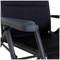 Czarny krzesło ogrodowe z tapicerowanymi podłokietnikami i regulowanym oparciem, odpowiednie do użytku na zewnątrz.