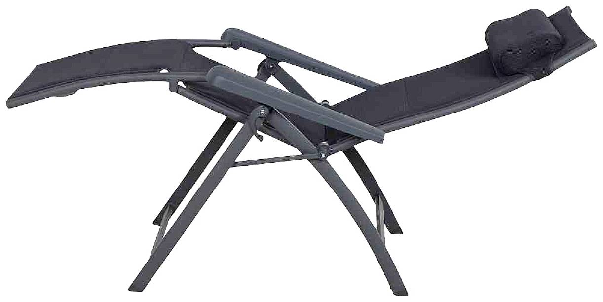 Czarny leżak z metalową ramą, regulowanym oparciem i poduszką pod głowę. Odpowiedni do użytku na zewnątrz.