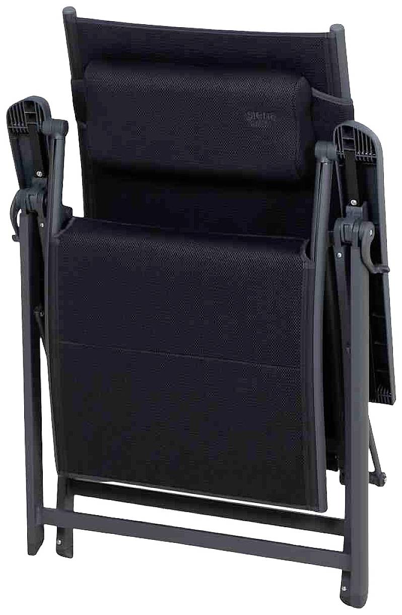 Składany czarny fotel ogrodowy z podłokietnikami.