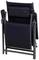 Składany czarny fotel ogrodowy z podłokietnikami.