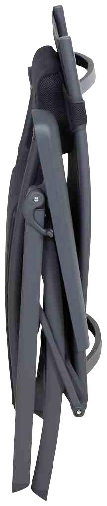 Złożone, ciemnoszare krzesło składane, stojące pionowo, z metalową ramą i plastikowymi podłokietnikami, zaprojektowane w sposób oszczędzający przestrzeń dla wygodnego przechowywania.