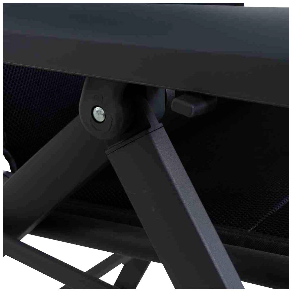 Zbliżenie regulowanego mechanizmu na czarnym elemencie mebla z metalową ramą, prawdopodobnie będącym częścią krzesła lub łóżka.