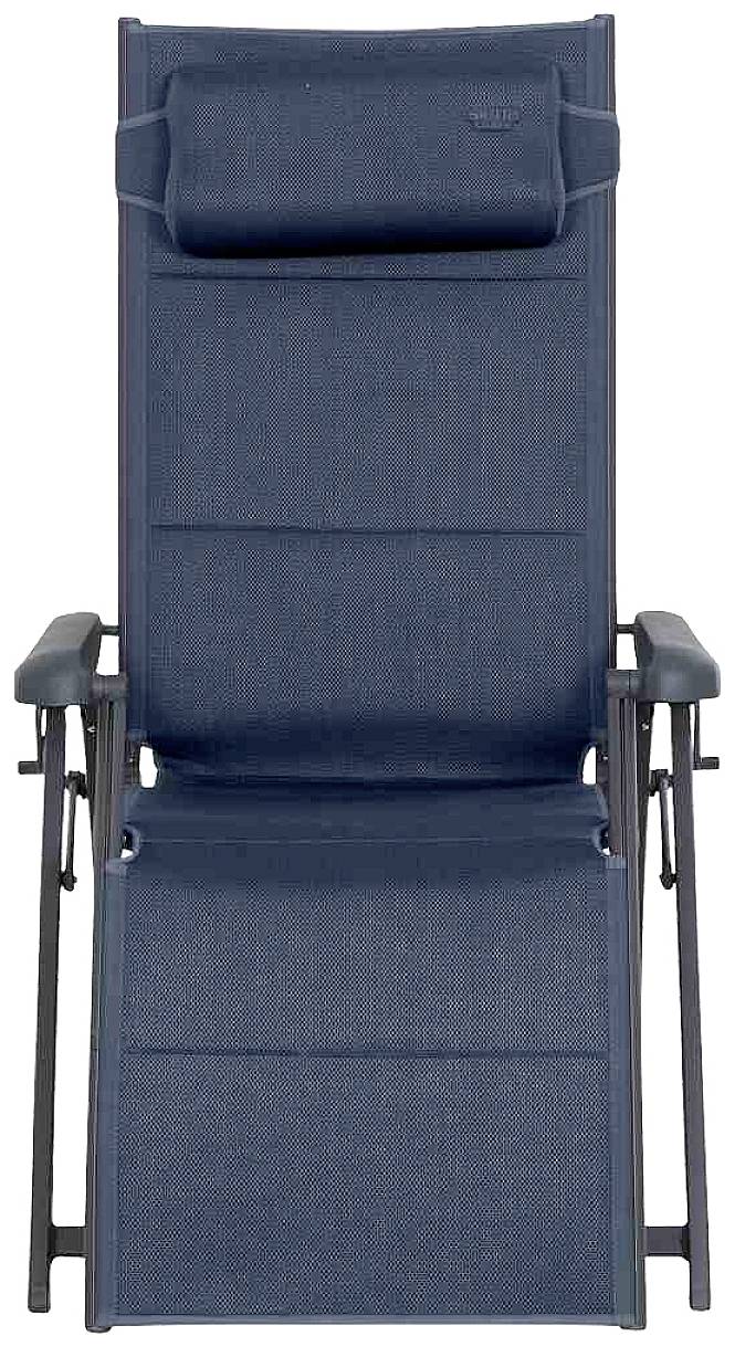 Niebieski, składany fotel ogrodowy z podłokietnikami i regulowaną poduszką pod głowę, przeznaczony do użytku na świeżym powietrzu.