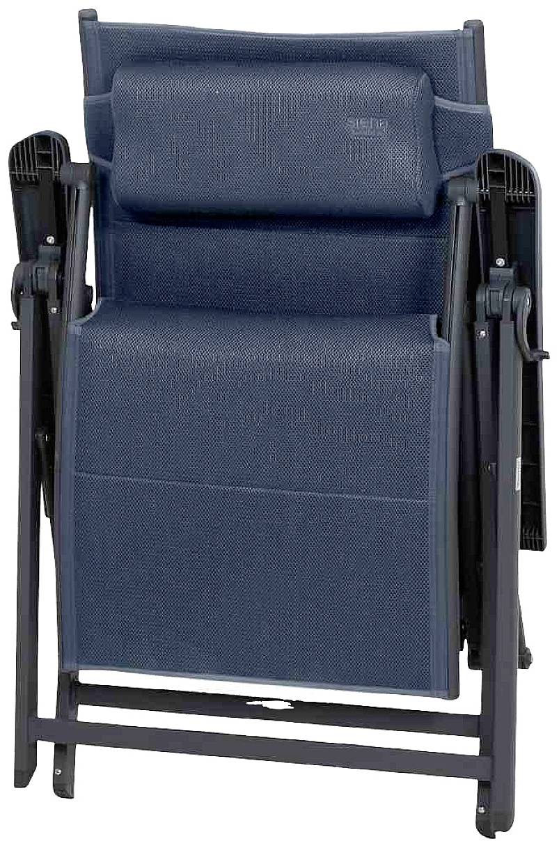 Składany, ciemnogranatowy fotel ogrodowy z wysokimi podłokietnikami i zagłówkiem, idealny do przechowywania w małej przestrzeni.