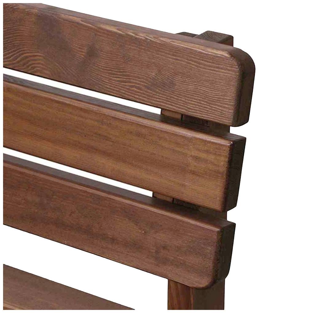 Fragment drewnianej ławki z wyraźnie widocznymi, poziomymi deskami i naturalnym rysunkiem słojów drewna.