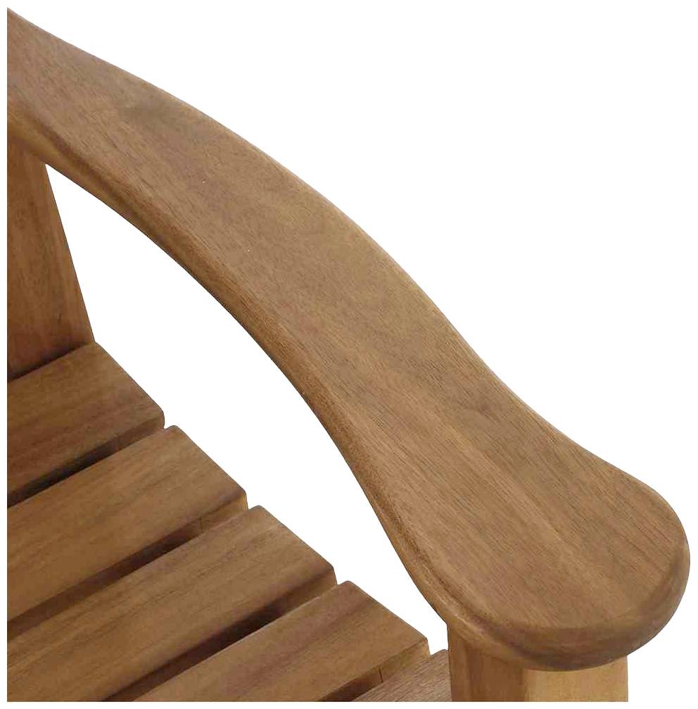 Zbliżenie podłokietnika drewnianego krzesła o gładkiej powierzchni i widocznym słoju drewna, które przekazuje wrażenie stabilności i komfortu.