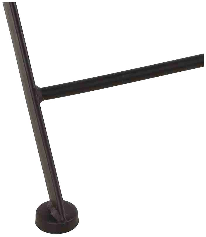 Zbliżenie fragmentu nogi krzesła z okrągłą, gumową nakładką.