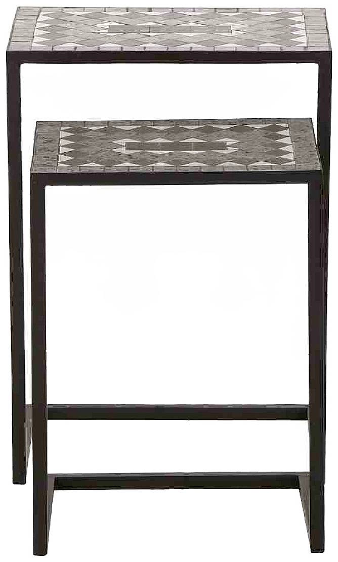 Dwa dopasowane, ułożone jeden na drugim stoliki pomocnicze z geometrycznym wzorem na powierzchniach, wykonane z ciemnego drewna.