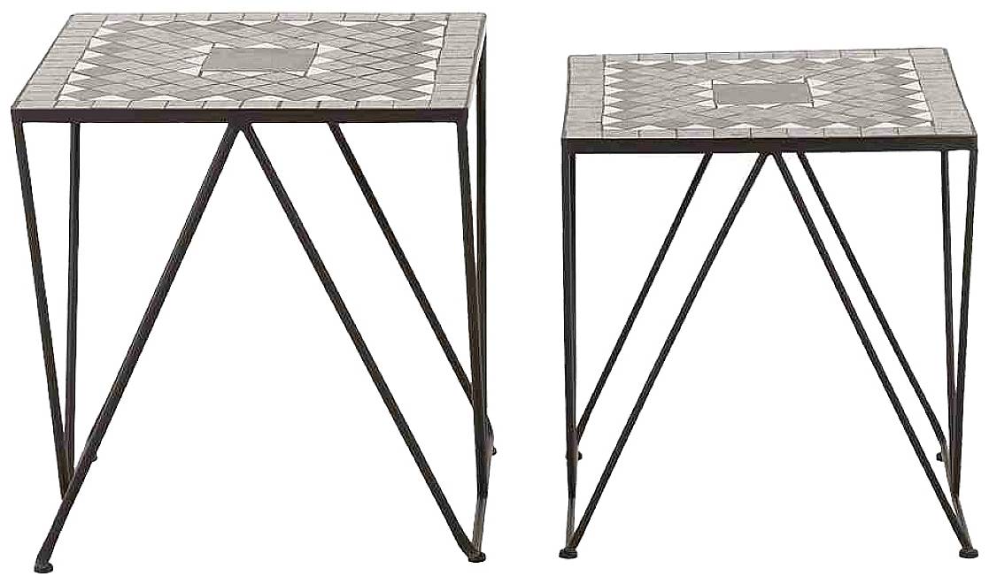 Dwa metalowe stoły o kwadratowych powierzchniach z mozaikowym wzorem, różnej wielkości, stoją obok siebie na białym tle.