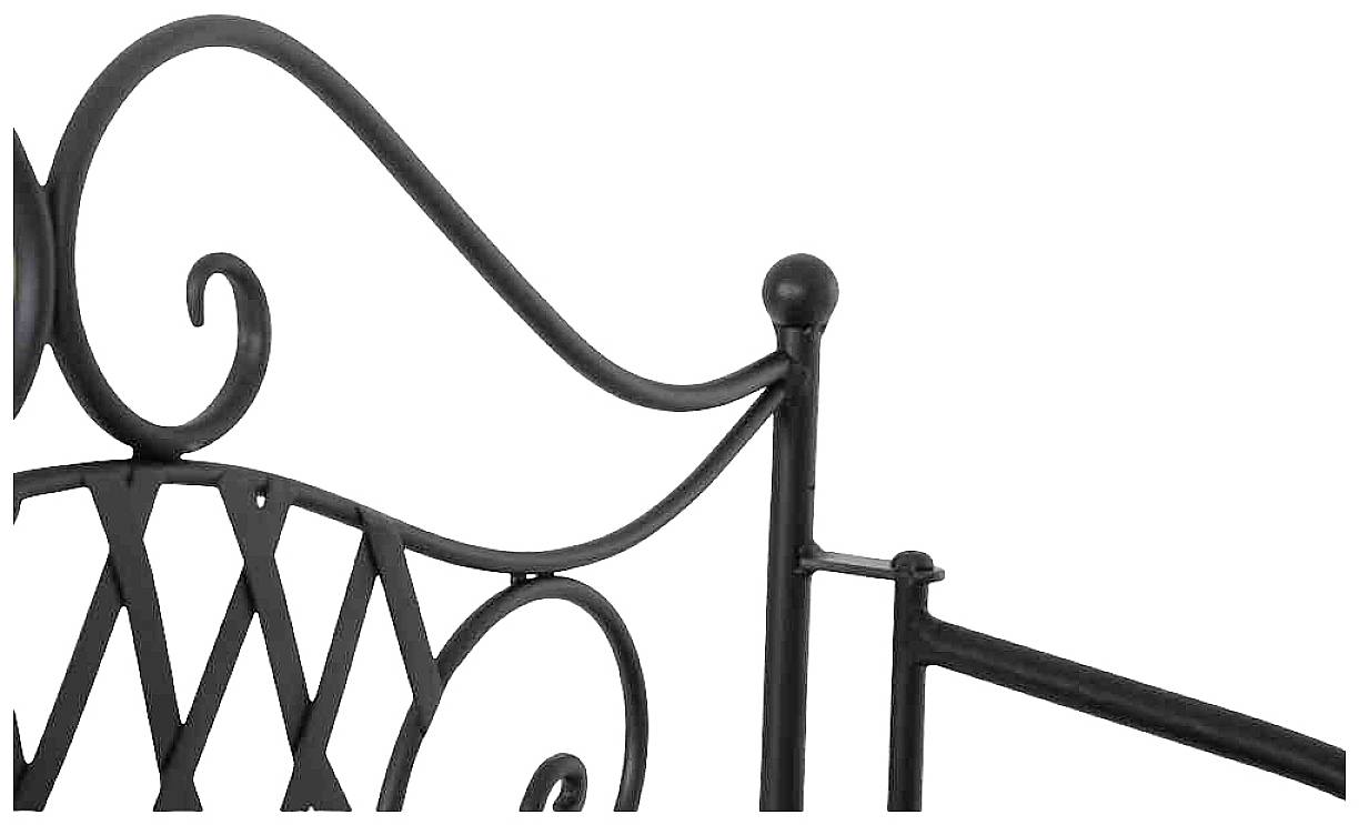 Dekoracyjna, falista krata metalowa z ozdobnymi elementami i geometrycznymi wzorami.