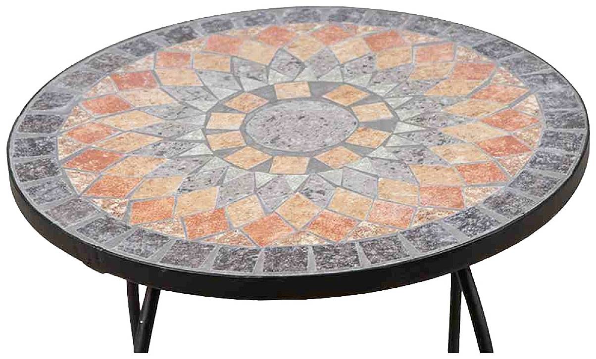 Okrągły stół z mozaikowym wzorem wykonanym z kolorowych, geometrycznych kafli w odcieniach czerwieni, pomarańczu i szarości. Elegancki design, ozdobny i funkcjonalny.