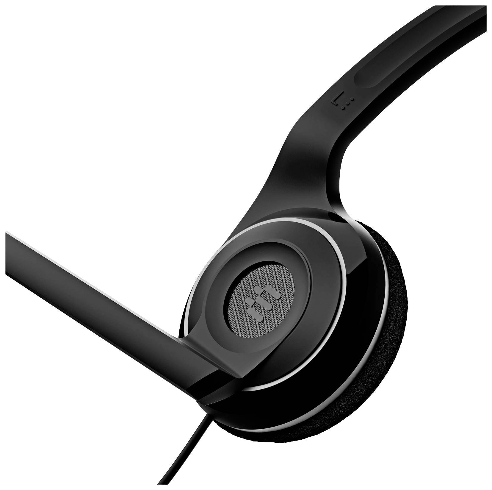 Czarne słuchawki z mikrofonem, ujęcie z bliska lewej muszli słuchowej. Nowoczesny design, wyściełana muszla.