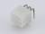 Biały, prostokątny, 4-biegunowy złącz z trzema metalowymi stykami po jednej stronie, stosowany do połączeń elektrycznych w urządzeniach.