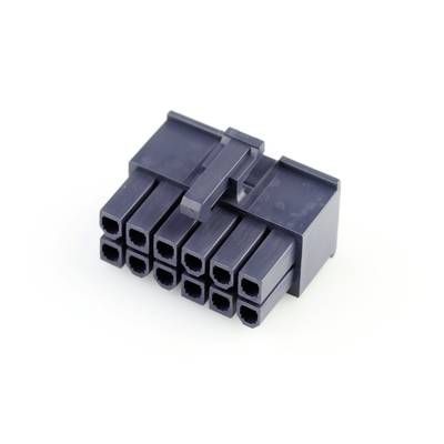 Czarny adapter złącza zasilania PCI-Express 12-pinowego.