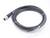 Czarny kabel z wtyczką na jednym końcu i nieosłoniętymi przewodami na drugim. Jest zwinięty i zabezpieczony opaskami zaciskowymi.