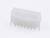 Biały, prostokątny wtyk plastikowy z ośmioma metalowymi stykami od spodu. Przeznaczony do łączenia elementów elektronicznych.