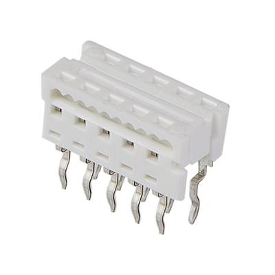 Sześciobiegunowy, biały złącze z przylutowanymi elementami metalowymi do układów elektronicznych.