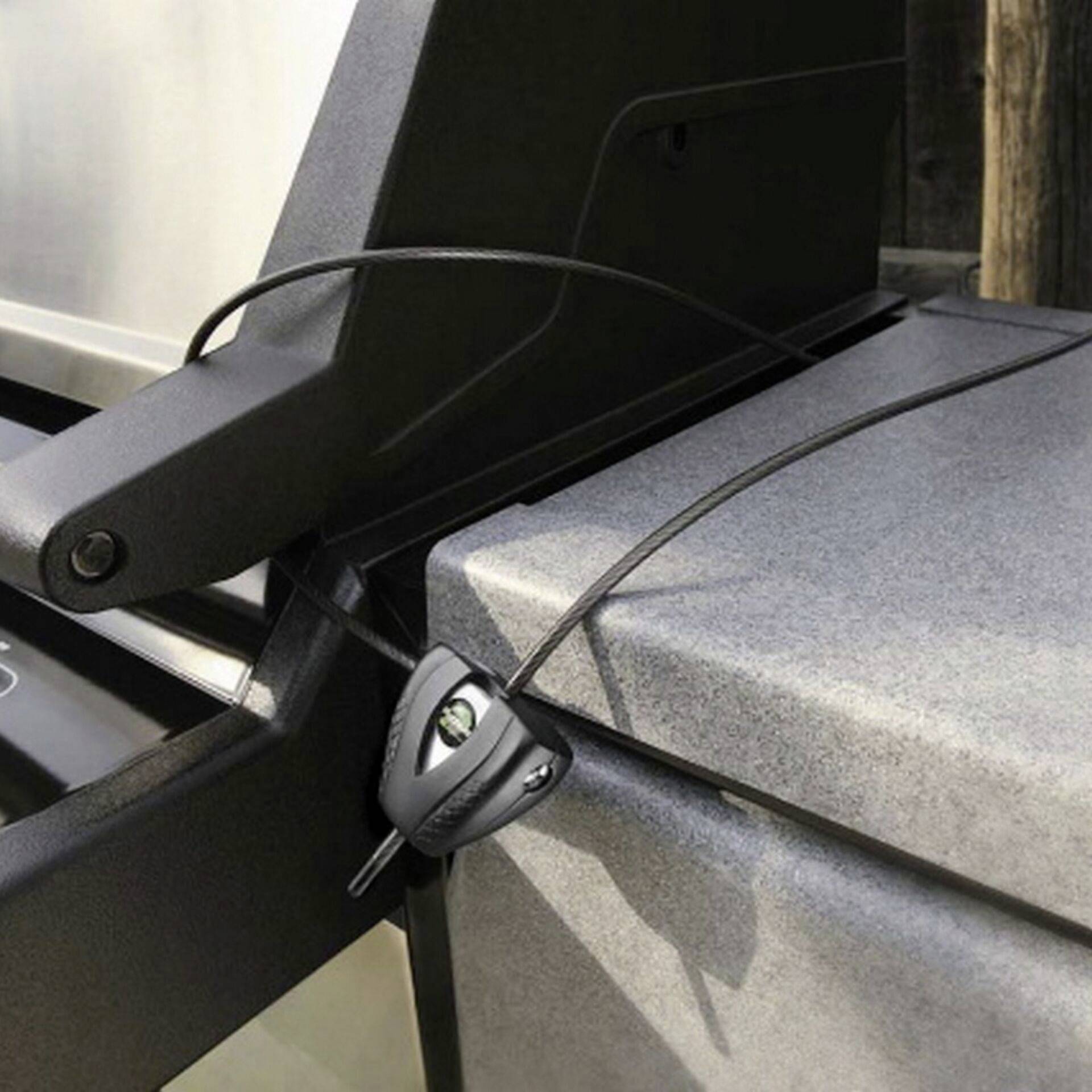 Grill z zamkniętą pokrywą i termometrem po boku do monitorowania temperatury.