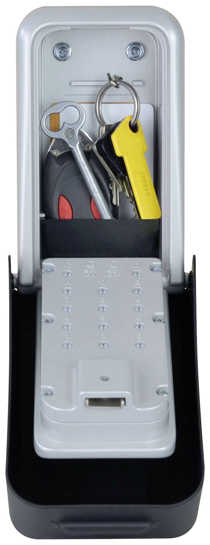 Otwarty sejf na klucze z trzema kluczami umieszczonymi wewnątrz. Sejf posiada zamek szyfrowy zapewniający bezpieczny dostęp.