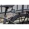 Rower jest przymocowany stabilną kłódką szyfrową do metalowej balustrady. Zamek zabezpiecza ramę roweru przy stojaku rowerowym.