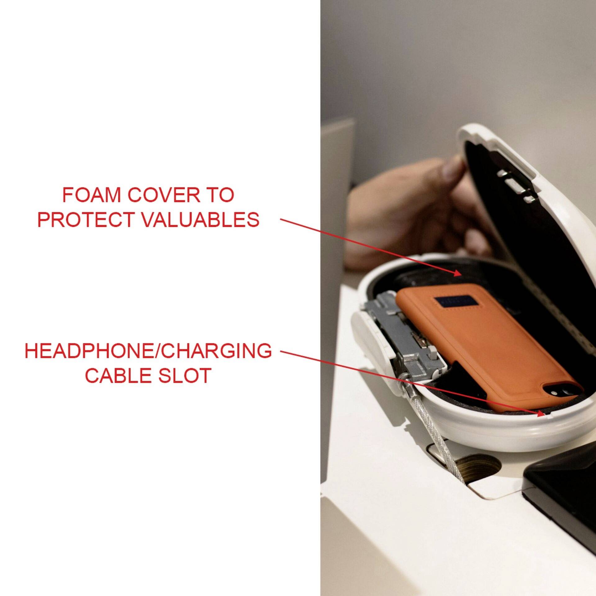 Ręka otwiera białe pudełko magazynowe z piankową pokrywką. W środku widoczny jest pomarańczowy pojemnik oraz szczelina na przewody.