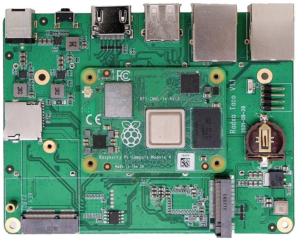 Moduł komputerowy Raspberry Pi, zielony, z różnymi chipami i złączami na płytce drukowanej, prezentuje elementy techniczne.