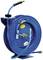 Bęben kablowy w kolorze niebieskim, z długim, elastycznym przewodem i czarną rączką. Zamontowany na ścianie i gotowy do przechowywania lub użycia.
