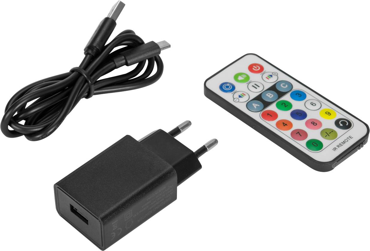 Ładowarka USB, czarne przewód USB oraz pilot z kolorowymi przyciskami leżą na białej powierzchni.