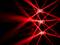 Czerwone smugi świetlne przecinają się na ciemnym tle, tworząc dynamiczny, abstrakcyjny wzór o intensywnym blasku.