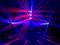 Kolorowe wiązki laserowe w kolorach niebieskim i czerwonym rozchodzą się w ciemnym pomieszczeniu różnymi kierunkami, tworząc imponujący spektakl świetlny.