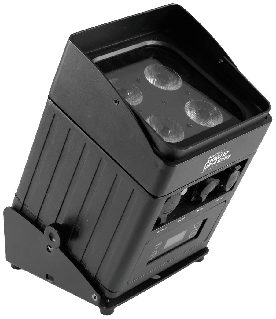 Czarny reflektor LED, kwadratowy z czterema okrągłymi soczewkami. Stoi na regulowanej podstawie statywu, przeznaczony do oświetlenia scenicznego.